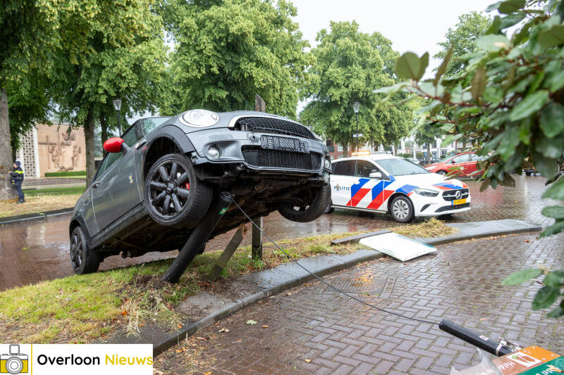 auto-botst-tegen-lantaarnpaal-na-stuurcorrectie-09-06-2026-09-standard.jpg