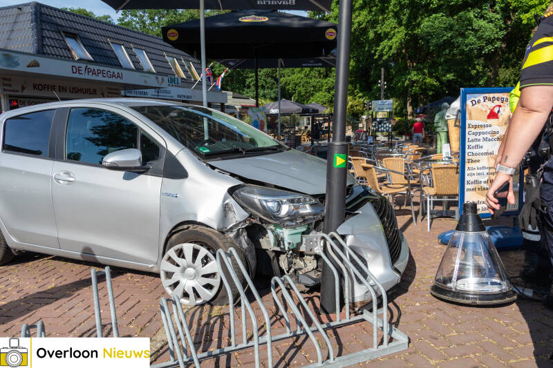 automobilist-botst-tegen-lantaarnpaal-na-rit-over-terras-28-05-2026-1-standard-7h09lb.jpg