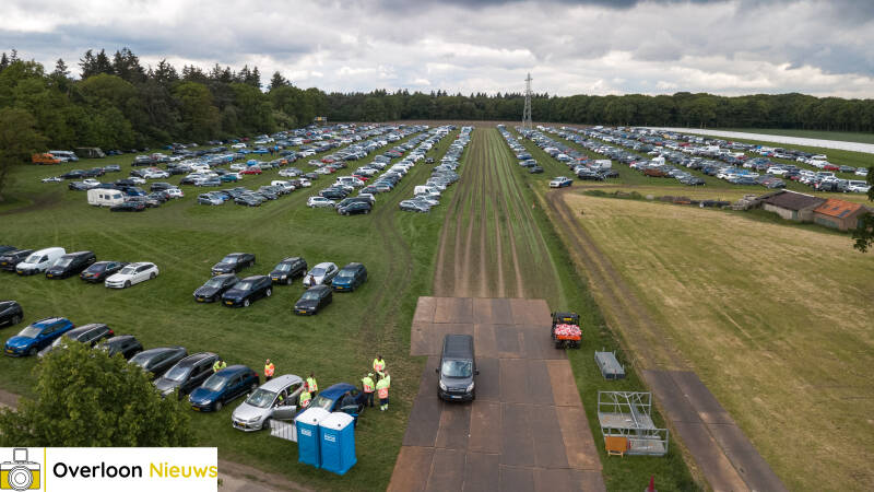 duizenden-auto-s-vullen-parkeerplaats-militracks-bij-het-schaartven-in-overloon-17-05-2026-1-standard.jpg