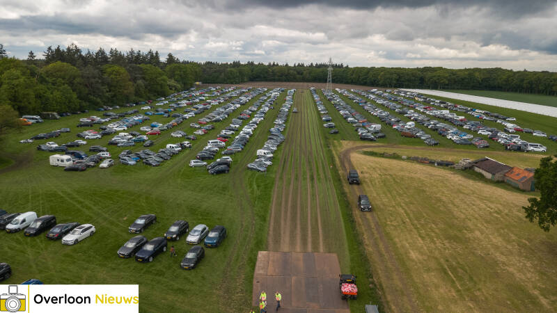 duizenden-auto-s-vullen-parkeerplaats-militracks-bij-het-schaartven-in-overloon-17-05-2026-2-standard.jpg