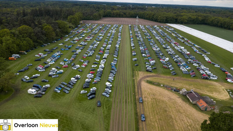 duizenden-auto-s-vullen-parkeerplaats-militracks-bij-het-schaartven-in-overloon-17-05-2026-3-standard.jpg