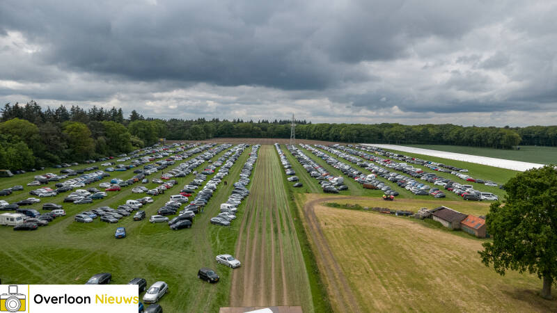 duizenden-auto-s-vullen-parkeerplaats-militracks-bij-het-schaartven-in-overloon-17-05-2026-7-standard-lx9inn.jpg