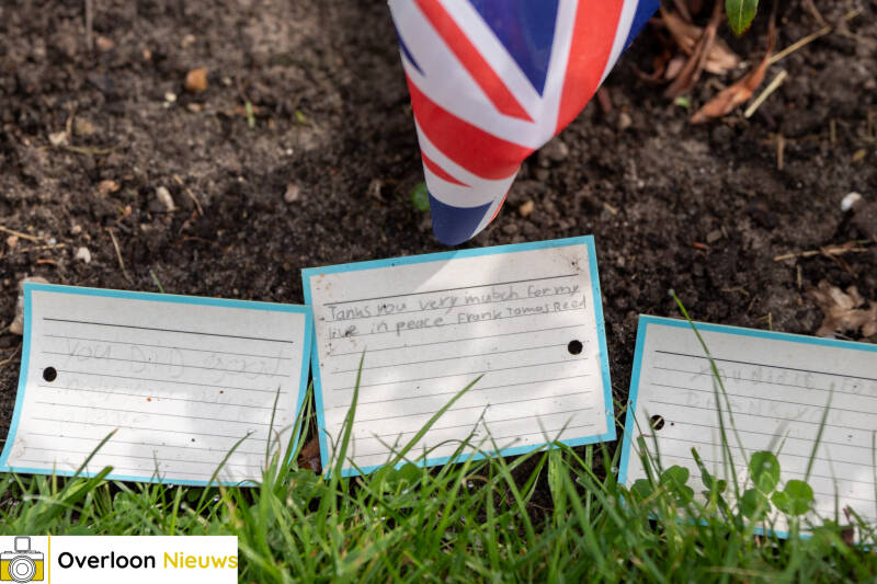 een-gezicht-en-een-verhaal-bij-de-graven-op-de-britse-oorlogsbegraafplaats-in-overloon-04-05-2026-13-standard.jpg