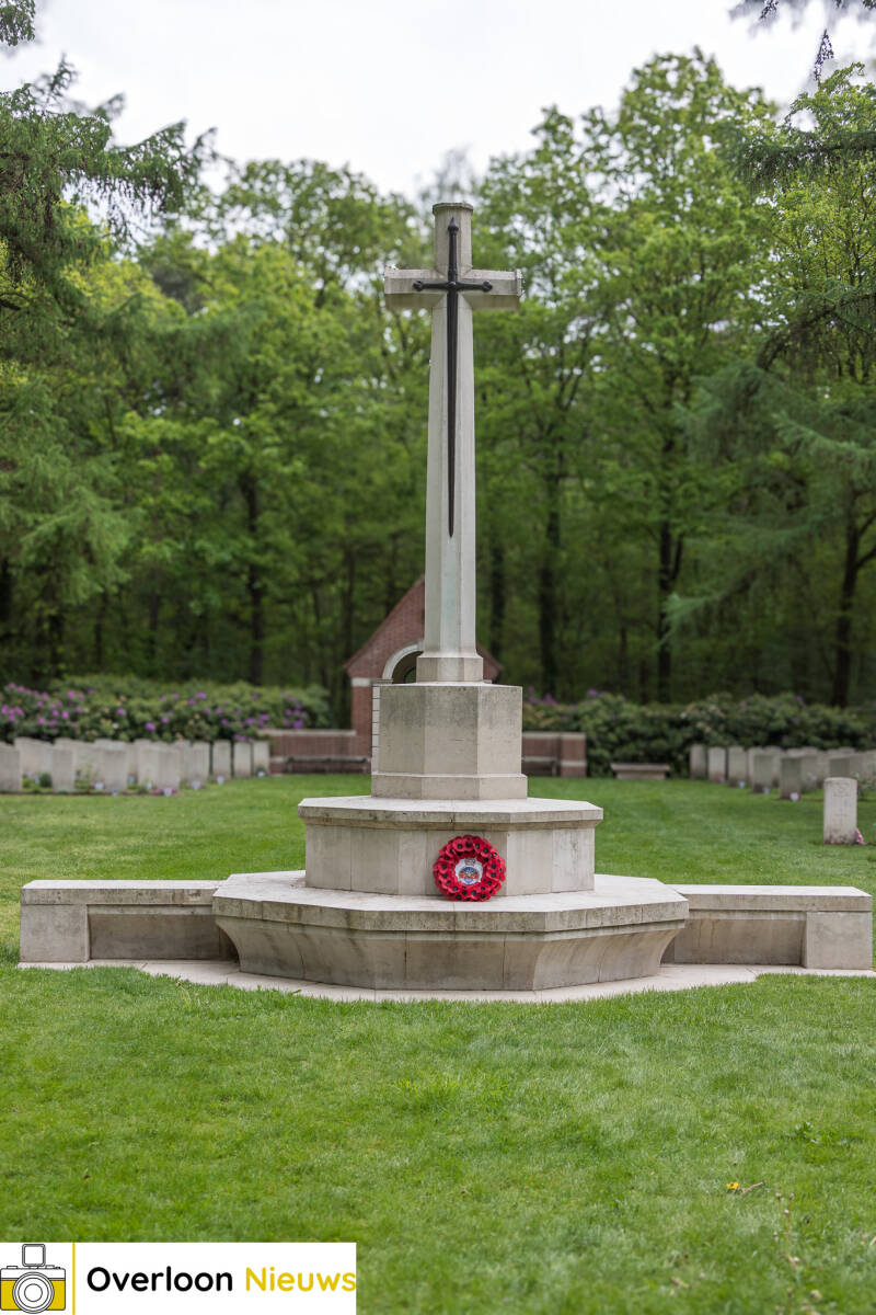 een-gezicht-en-een-verhaal-bij-de-graven-op-de-britse-oorlogsbegraafplaats-in-overloon-04-05-2026-17-standard.jpg