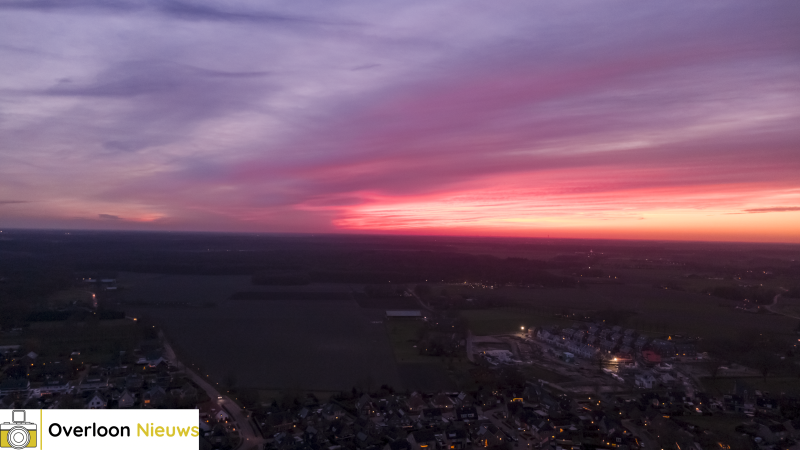 een-magische-zonsondergang-laat-de-lucht-adembenemend-mooi-kleuren-19-12-2025-1-standard.png