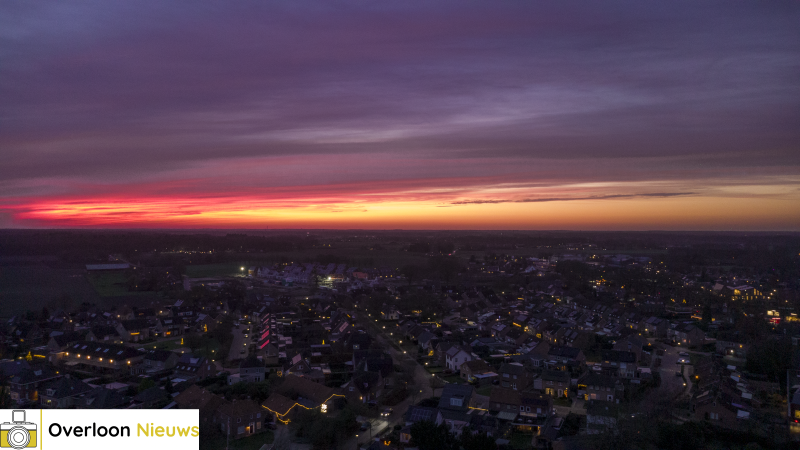 een-magische-zonsondergang-laat-de-lucht-adembenemend-mooi-kleuren-19-12-2025-5-standard-l6uogf.png