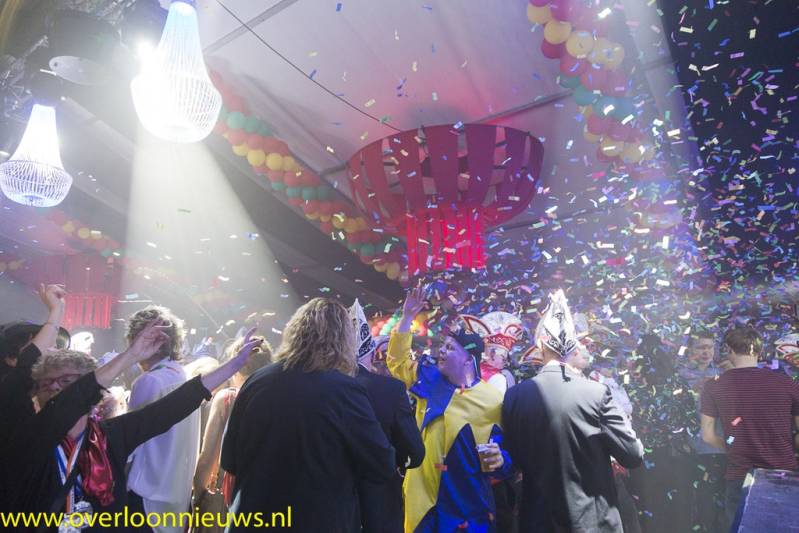 OVERLOON - Even zag het ernaar uit dat het  feest ter gelegenheid van het 66-jarig bestaan van carnavalsvereniging De Huibuuke in Overloon met minder mensen dan verwacht gevierd moest worden. Maar de opgebouwde tent stroomde zaterdag toch nog vol met ruim