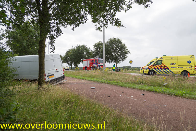 gewondenbijfrontalebotsingtussenbestelbusenautoafritA73-19.jpg