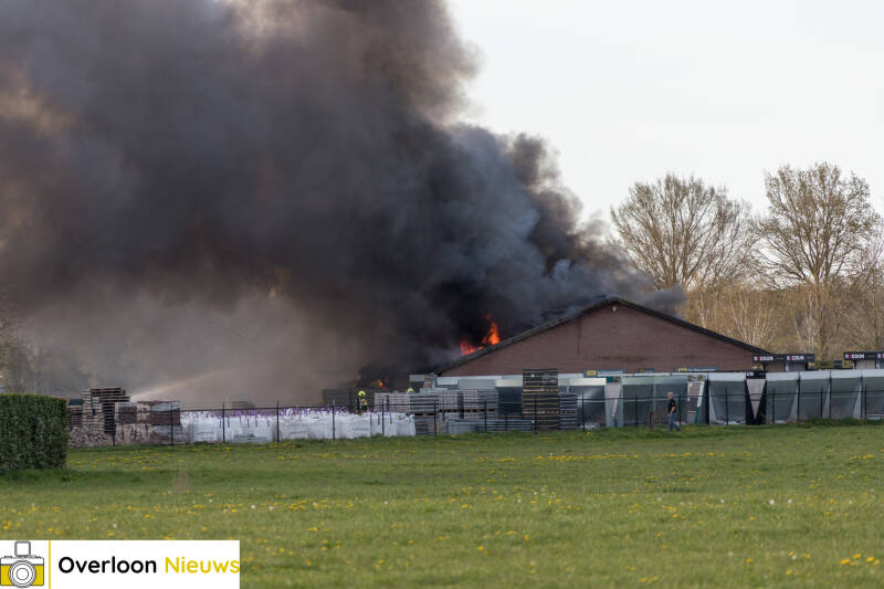 grote-brand-verwoest-loods-in-overloon-08-04-2026-13-standard.jpg