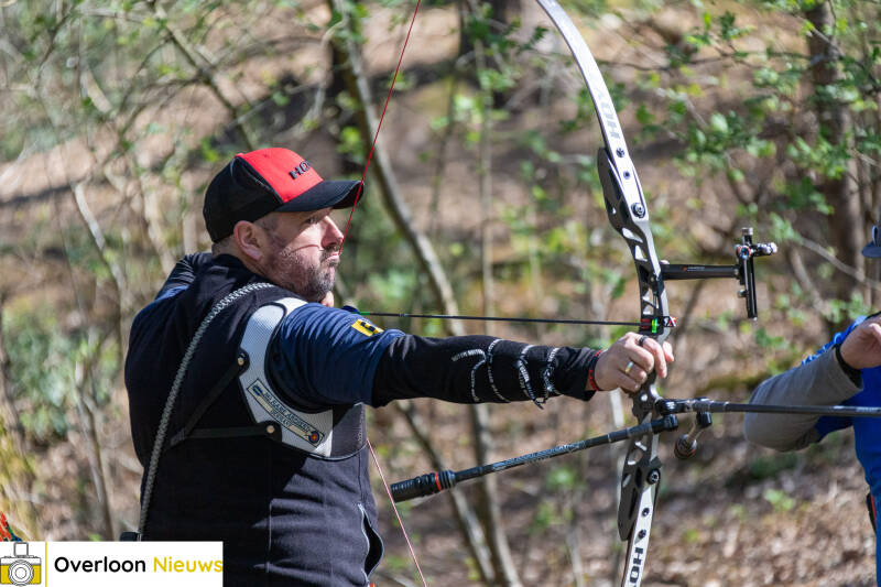 handboogschutters-testen-hun-vaardigheden-tijdens-bijzondere-wedstrijd-op-terrein-oorlogsmuseum-overloon-05-04-2025-11-standard.jpg