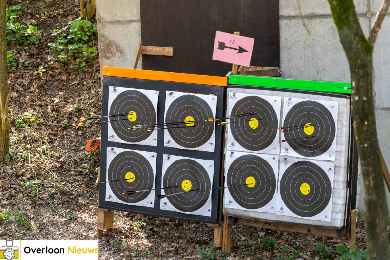 handboogschutters-testen-hun-vaardigheden-tijdens-bijzondere-wedstrijd-op-terrein-oorlogsmuseum-overloon-05-04-2025-14-standard.jpg