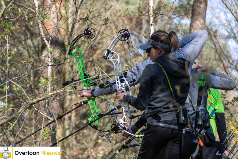 handboogschutters-testen-hun-vaardigheden-tijdens-bijzondere-wedstrijd-op-terrein-oorlogsmuseum-overloon-05-04-2025-15-standard.jpg