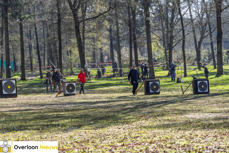 handboogschutters-testen-hun-vaardigheden-tijdens-bijzondere-wedstrijd-op-terrein-oorlogsmuseum-overloon-05-04-2025-20-standard.jpg
