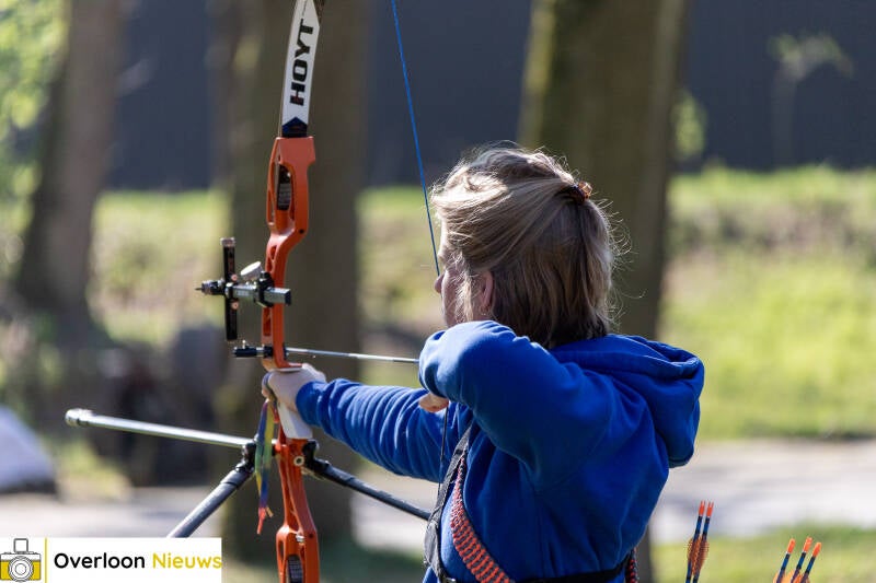 handboogschutters-testen-hun-vaardigheden-tijdens-bijzondere-wedstrijd-op-terrein-oorlogsmuseum-overloon-05-04-2025-21-standard.jpg
