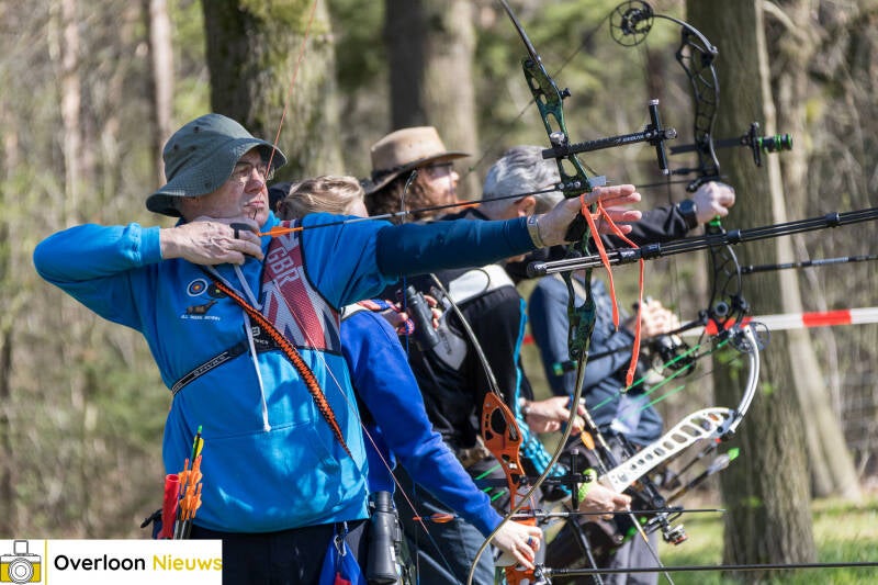 handboogschutters-testen-hun-vaardigheden-tijdens-bijzondere-wedstrijd-op-terrein-oorlogsmuseum-overloon-05-04-2025-22-standard.jpg