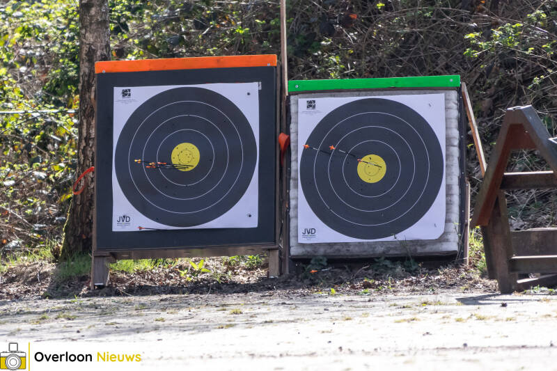 handboogschutters-testen-hun-vaardigheden-tijdens-bijzondere-wedstrijd-op-terrein-oorlogsmuseum-overloon-05-04-2025-23-standard.jpg