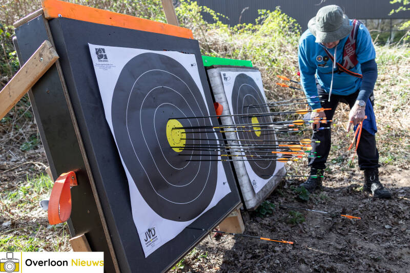 handboogschutters-testen-hun-vaardigheden-tijdens-bijzondere-wedstrijd-op-terrein-oorlogsmuseum-overloon-05-04-2025-25-standard.jpg