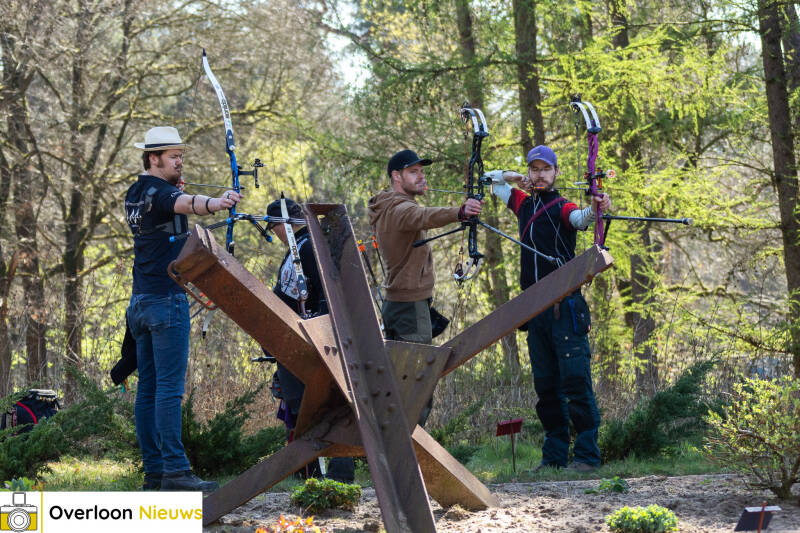 handboogschutters-testen-hun-vaardigheden-tijdens-bijzondere-wedstrijd-op-terrein-oorlogsmuseum-overloon-05-04-2025-26-standard.jpg