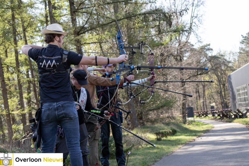 handboogschutters-testen-hun-vaardigheden-tijdens-bijzondere-wedstrijd-op-terrein-oorlogsmuseum-overloon-05-04-2025-27-standard.jpg