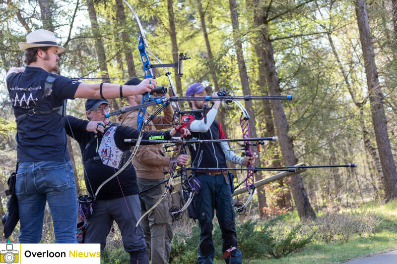 handboogschutters-testen-hun-vaardigheden-tijdens-bijzondere-wedstrijd-op-terrein-oorlogsmuseum-overloon-05-04-2025-28-standard.jpg