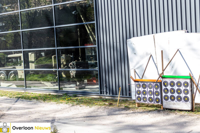 handboogschutters-testen-hun-vaardigheden-tijdens-bijzondere-wedstrijd-op-terrein-oorlogsmuseum-overloon-05-04-2025-29-standard.jpg