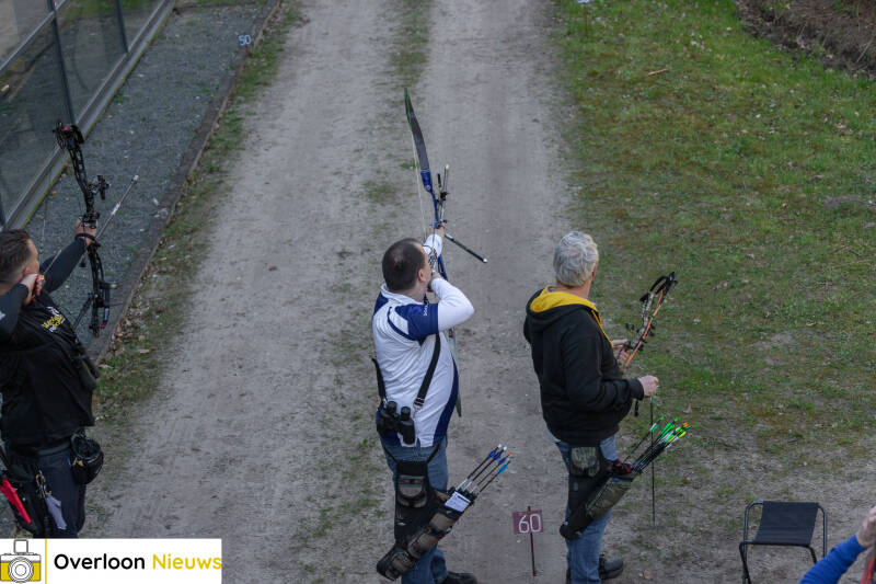 handboogschutters-testen-hun-vaardigheden-tijdens-bijzondere-wedstrijd-op-terrein-oorlogsmuseum-overloon-05-04-2025-32-standard.jpg