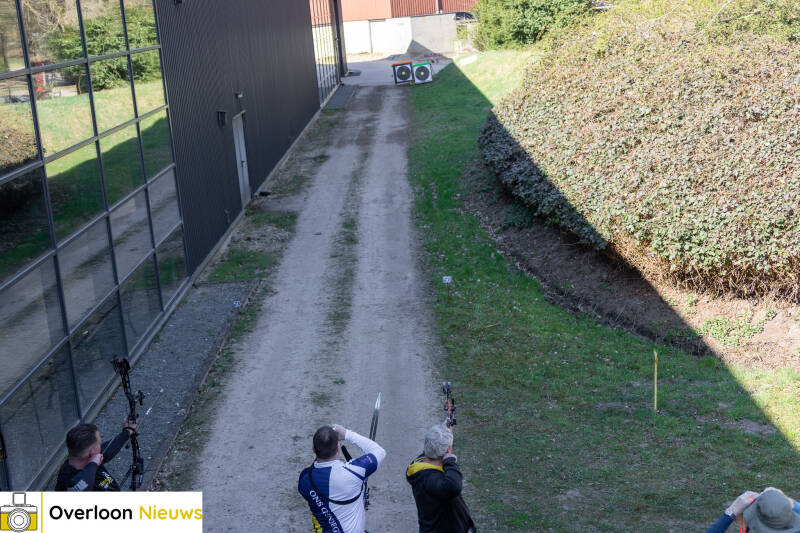 handboogschutters-testen-hun-vaardigheden-tijdens-bijzondere-wedstrijd-op-terrein-oorlogsmuseum-overloon-05-04-2025-33-standard.jpg