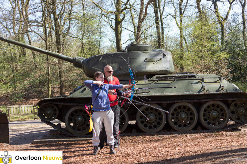 handboogschutters-testen-hun-vaardigheden-tijdens-bijzondere-wedstrijd-op-terrein-oorlogsmuseum-overloon-05-04-2025-38-standard.jpg