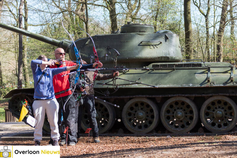 handboogschutters-testen-hun-vaardigheden-tijdens-bijzondere-wedstrijd-op-terrein-oorlogsmuseum-overloon-05-04-2025-39-standard.jpg