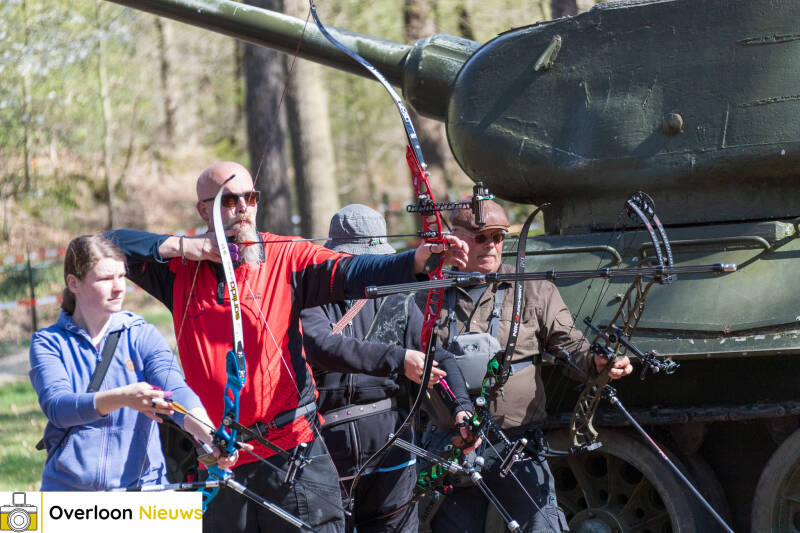 handboogschutters-testen-hun-vaardigheden-tijdens-bijzondere-wedstrijd-op-terrein-oorlogsmuseum-overloon-05-04-2025-40-standard.jpg