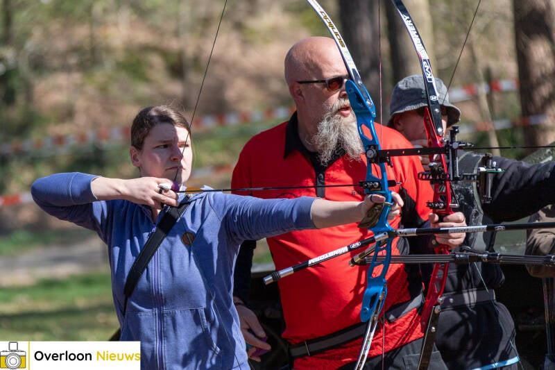 handboogschutters-testen-hun-vaardigheden-tijdens-bijzondere-wedstrijd-op-terrein-oorlogsmuseum-overloon-05-04-2025-41-standard.jpg