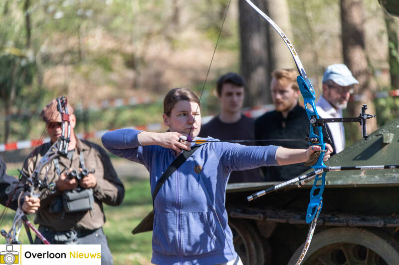 handboogschutters-testen-hun-vaardigheden-tijdens-bijzondere-wedstrijd-op-terrein-oorlogsmuseum-overloon-05-04-2025-42-standard.jpg