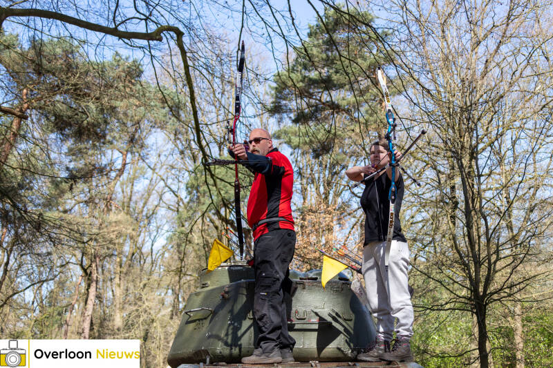 handboogschutters-testen-hun-vaardigheden-tijdens-bijzondere-wedstrijd-op-terrein-oorlogsmuseum-overloon-05-04-2025-45-standard.jpg