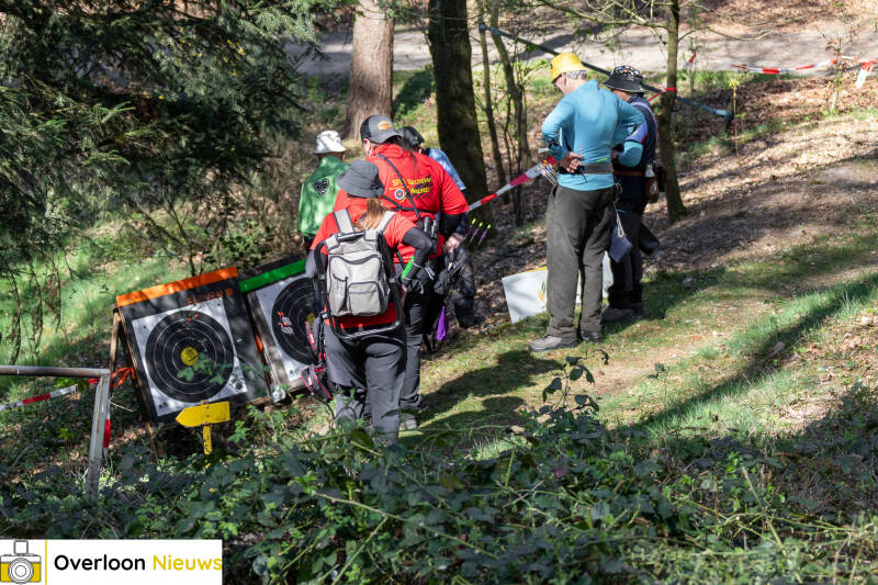 handboogschutters-testen-hun-vaardigheden-tijdens-bijzondere-wedstrijd-op-terrein-oorlogsmuseum-overloon-05-04-2025-49-standard.jpg