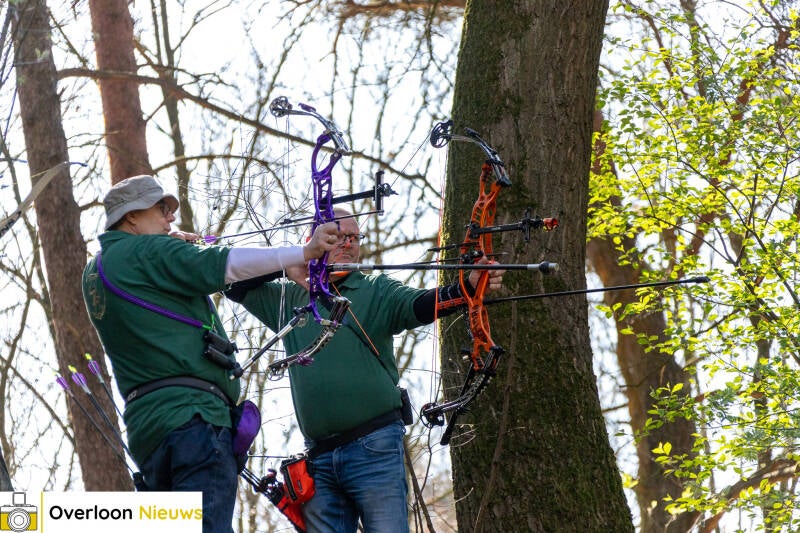 handboogschutters-testen-hun-vaardigheden-tijdens-bijzondere-wedstrijd-op-terrein-oorlogsmuseum-overloon-05-04-2025-50-standard.jpg