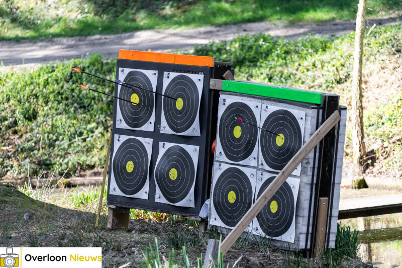 handboogschutters-testen-hun-vaardigheden-tijdens-bijzondere-wedstrijd-op-terrein-oorlogsmuseum-overloon-05-04-2025-52-standard.jpg