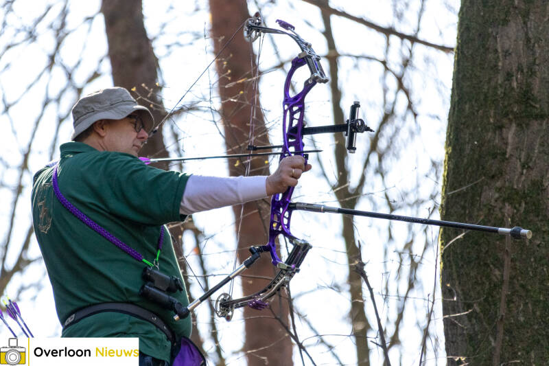 handboogschutters-testen-hun-vaardigheden-tijdens-bijzondere-wedstrijd-op-terrein-oorlogsmuseum-overloon-05-04-2025-53-standard.jpg