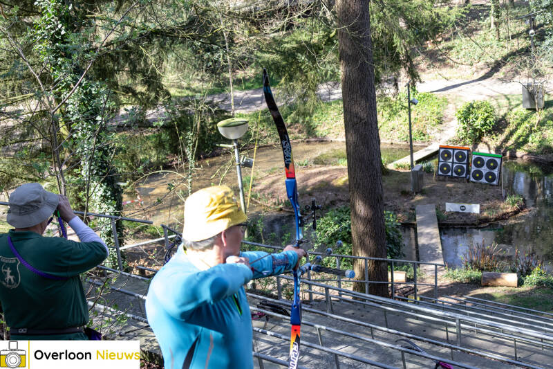 handboogschutters-testen-hun-vaardigheden-tijdens-bijzondere-wedstrijd-op-terrein-oorlogsmuseum-overloon-05-04-2025-54-standard.jpg