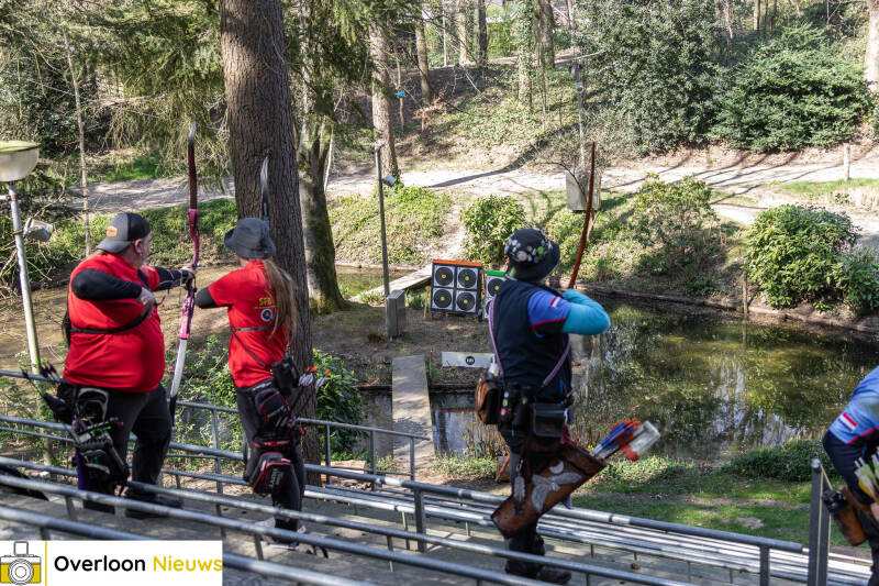 handboogschutters-testen-hun-vaardigheden-tijdens-bijzondere-wedstrijd-op-terrein-oorlogsmuseum-overloon-05-04-2025-55-standard.jpg