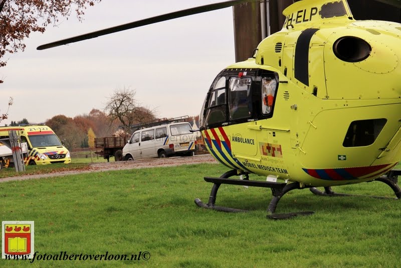 traumahelikopter landt in overloon 21-11-2012 (14).JPG