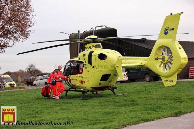 traumahelikopter landt in overloon 21-11-2012 (16).JPG