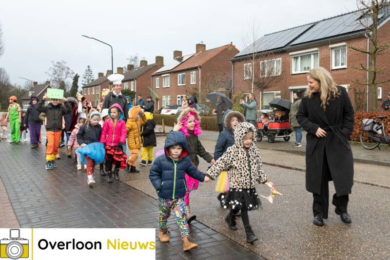 kindcentrum-tloont-viert-carnaval-met-kleurrijke-carnavalsoptocht-09-02-2024-13.jpg