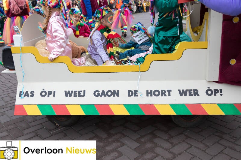 kleurrijke-carnavalsoptocht-brengt-vreugde-en-gezelligheid-11-02-2024--80.jpg