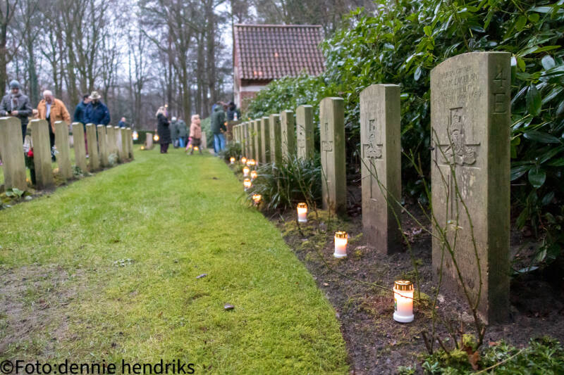 lichtjes-op-oorlogsgraven-voor-de-achtste-keer-geplaatst-24-12-2024-31-standard.jpg