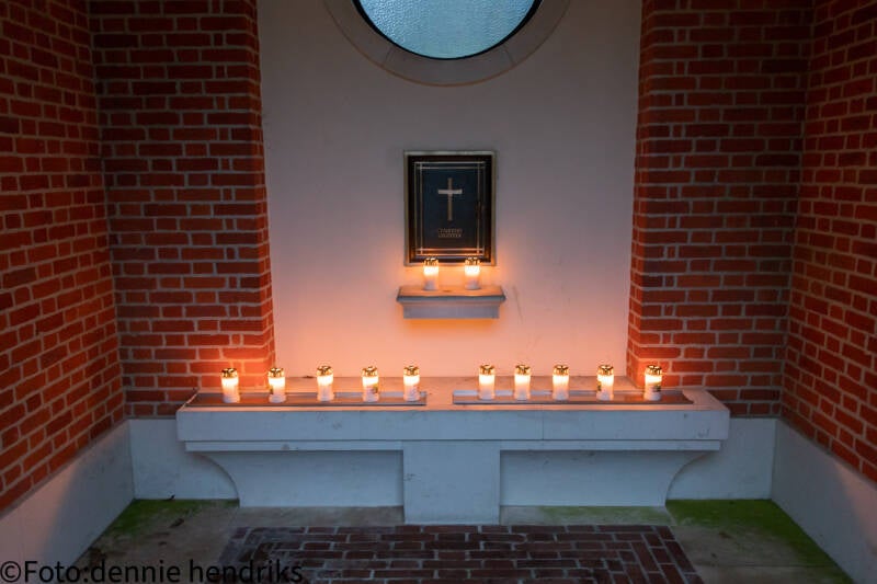 lichtjes-op-oorlogsgraven-voor-de-achtste-keer-geplaatst-24-12-2024-33-standard.jpg