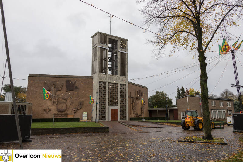 overloon-maakt-zich-op-voor-het-grote-elfde-van-de-elfde-pleinfeest-vo-r-de-kerk-op-t-plein-01-11-2025-3-standard.jpg