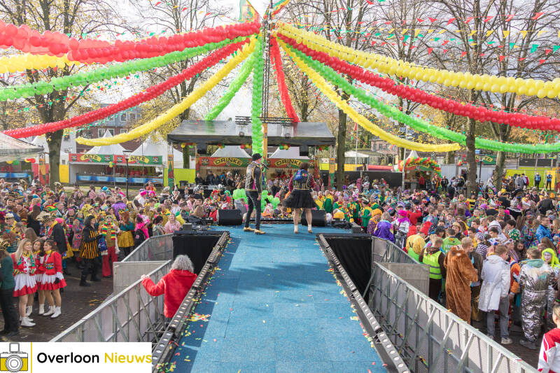 overloons-elfde-van-de-elfde-pleinfeest-groeit-uit-tot-de-carnavalsopener-in-brabant-11-11-2024-049-standard.jpg
