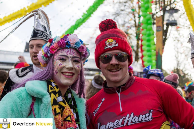 overloons-elfde-van-de-elfde-pleinfeest-groeit-uit-tot-de-carnavalsopener-in-brabant-11-11-2024-069-standard.jpg