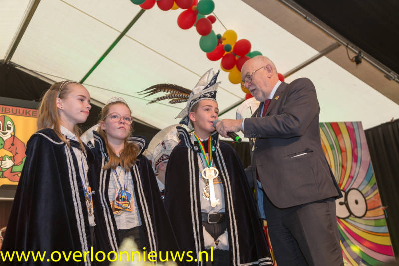 sleuteloverdrachtJeugdcarnavalDeHuibuuke19-01-2020--27.jpg