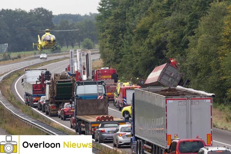 traumahelikopterlandtopdesnelwegnaongelukmetvrachtwagen22-08-2022--10-2.jpg